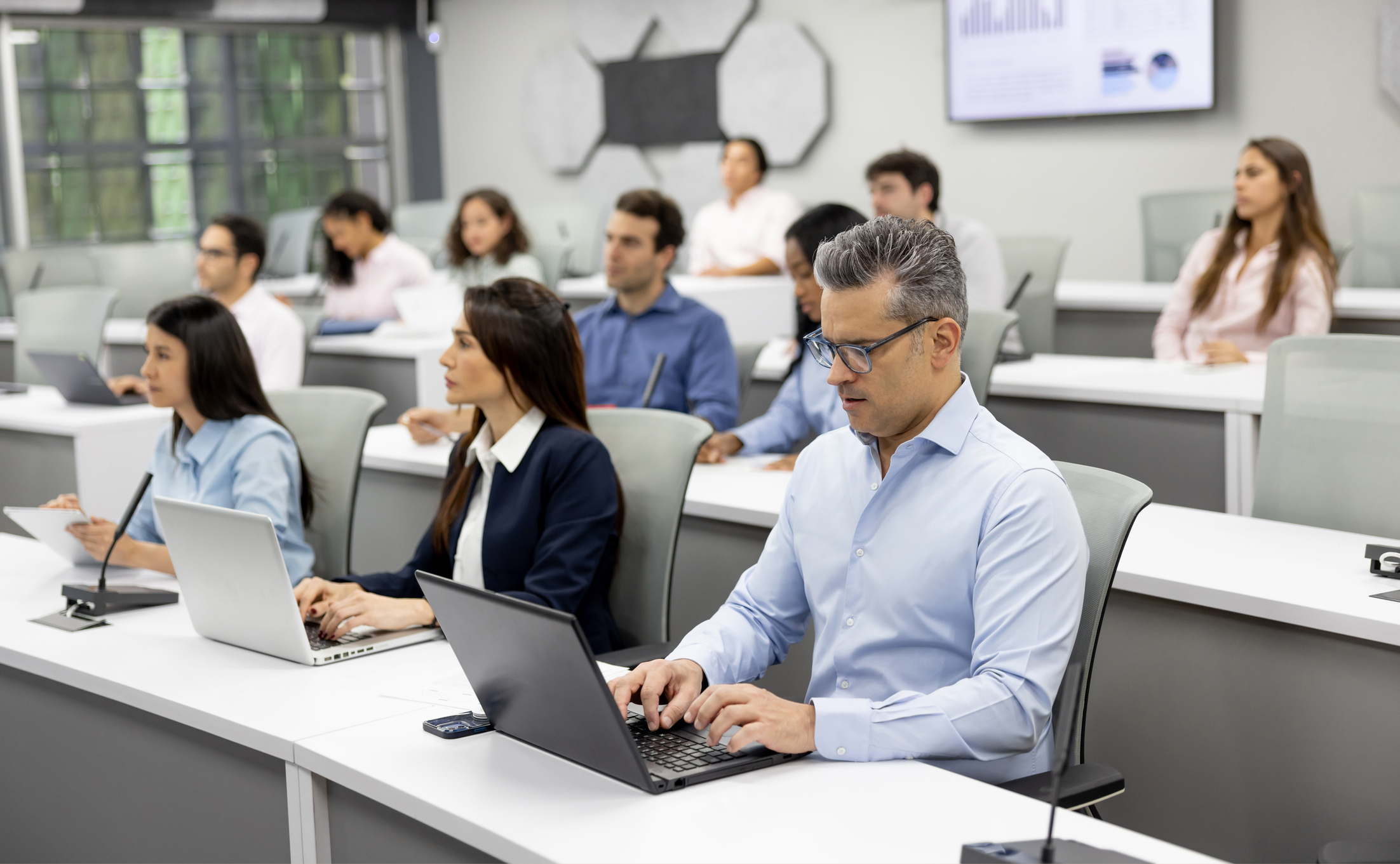 EL FIN DEL "MOMENTO PERFECTO": CONSTRUYE TU FUTURO PROFESIONAL MIENTRAS TRABAJAS
