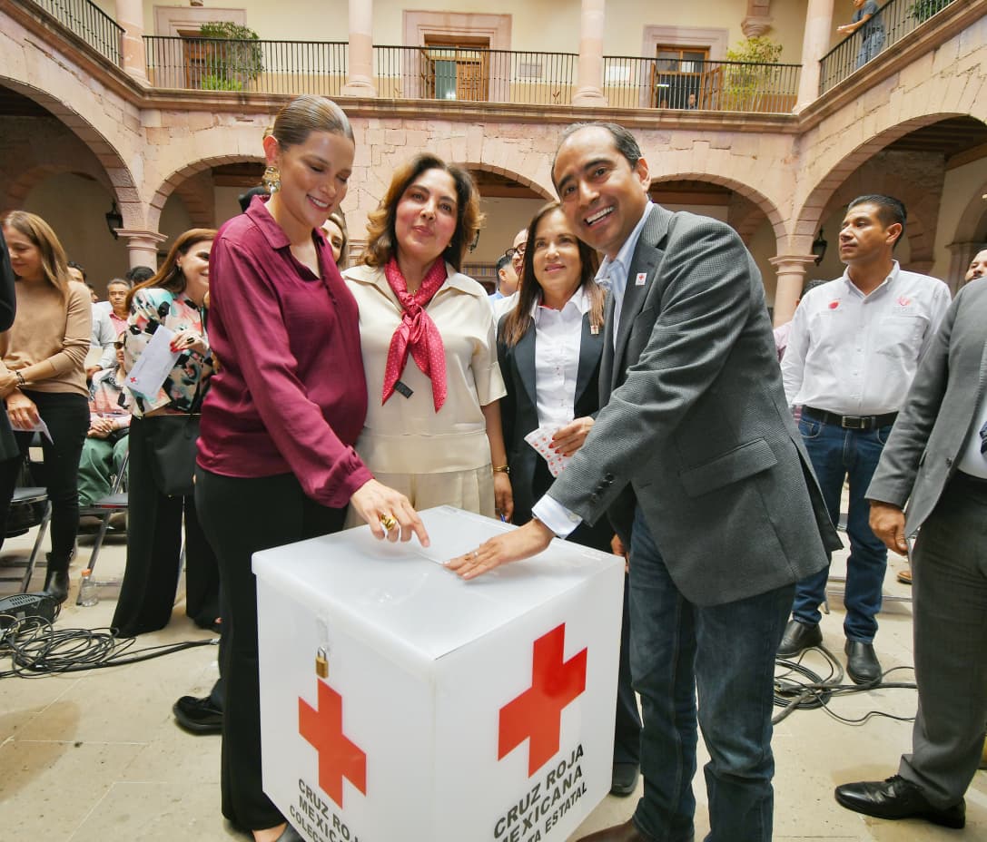 REALIZAN PEPE SALDÍVAR Y PAULINA HERNÁNDEZ DONATIVO A CRUZ ROJA