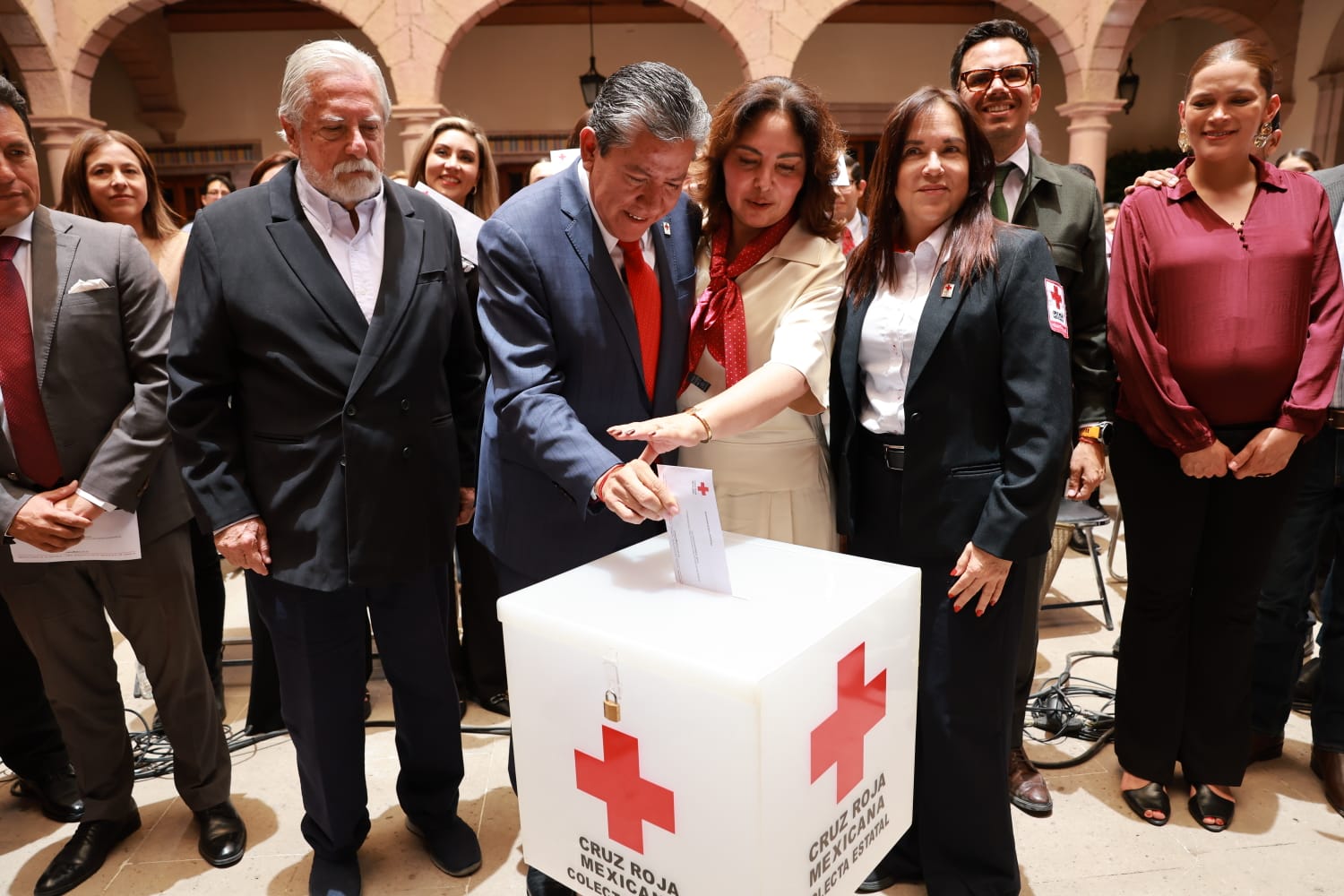 - Ahí va mi cooperacha para la Cruz Roja