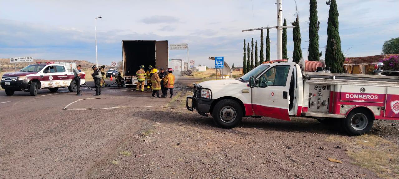 CONTROLAN BOMBEROS INCENDIO EN CAJA DE TRÁILER EN TRANCOSO