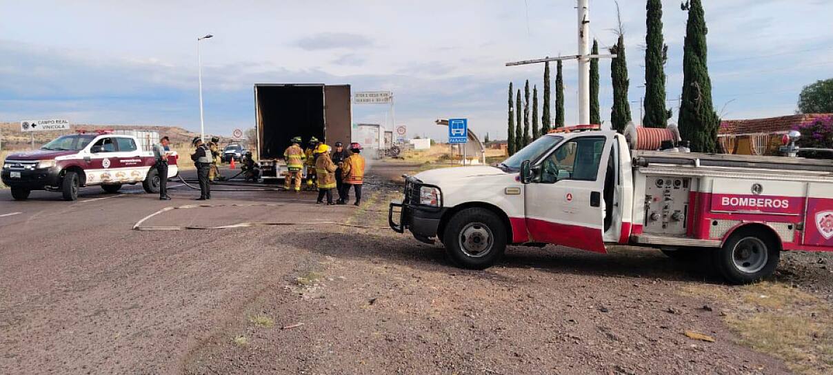CONTROLAN PC GUADALUPE Y BOMBEROS INCENDIO DE TRÁILER EN TRANCOSO