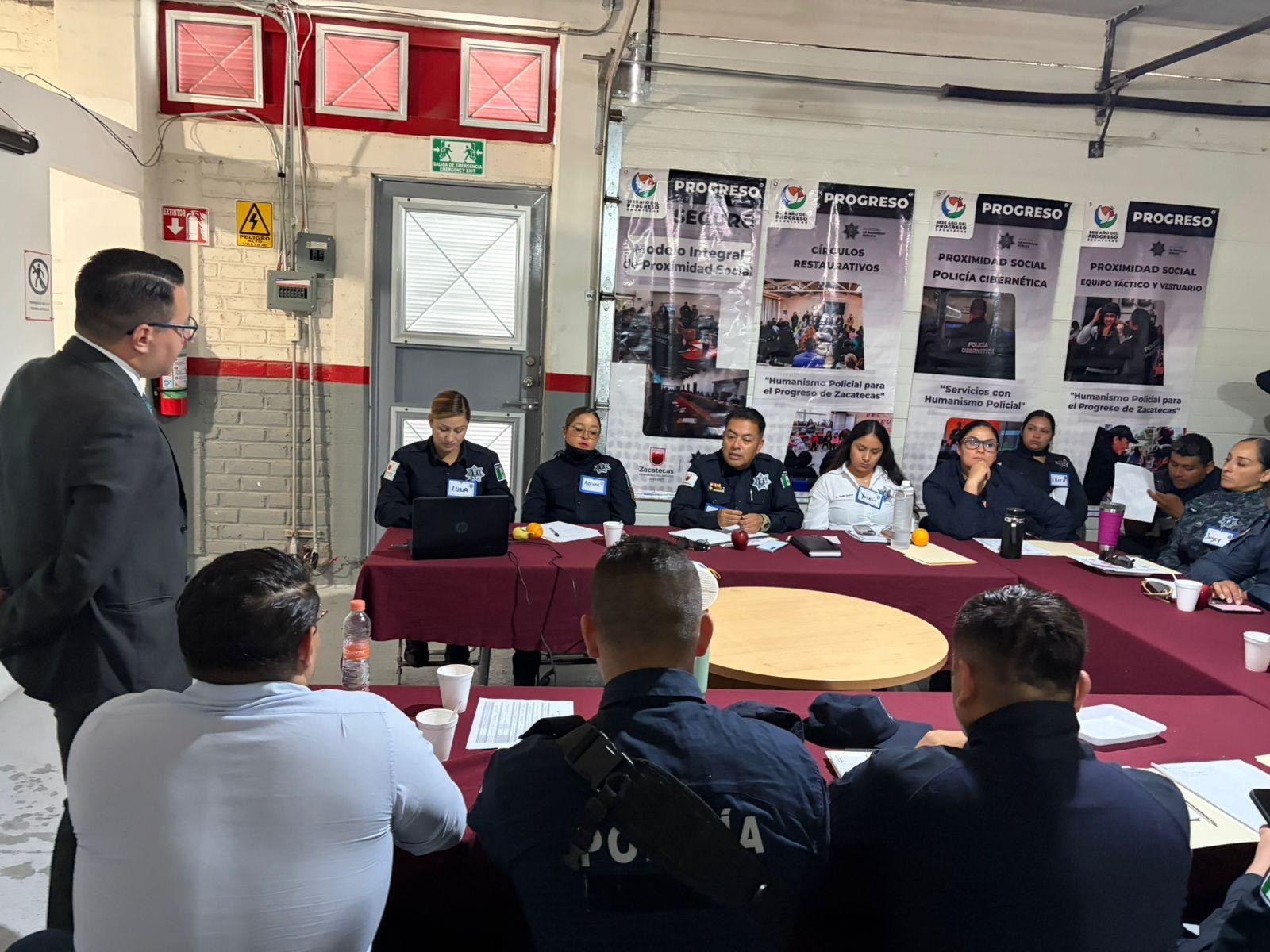 CAPACITAN A POLICÍAS MUNICIPALES EN DERECHOS HUMANOS Y ATENCIÓN A MENORES