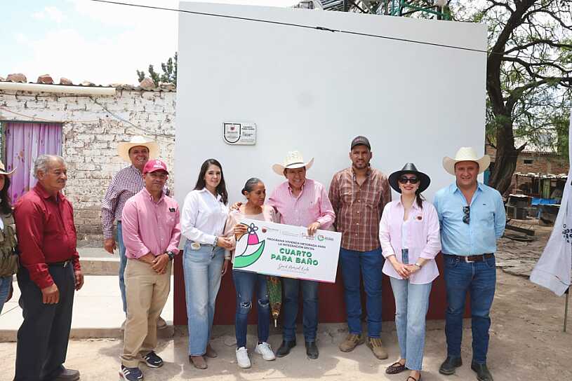 ENTREGAN CUARTOS DE BAÑO Y DORMITORIO A FAMILIAS DE EL MEZQUITE, FRESNILLO