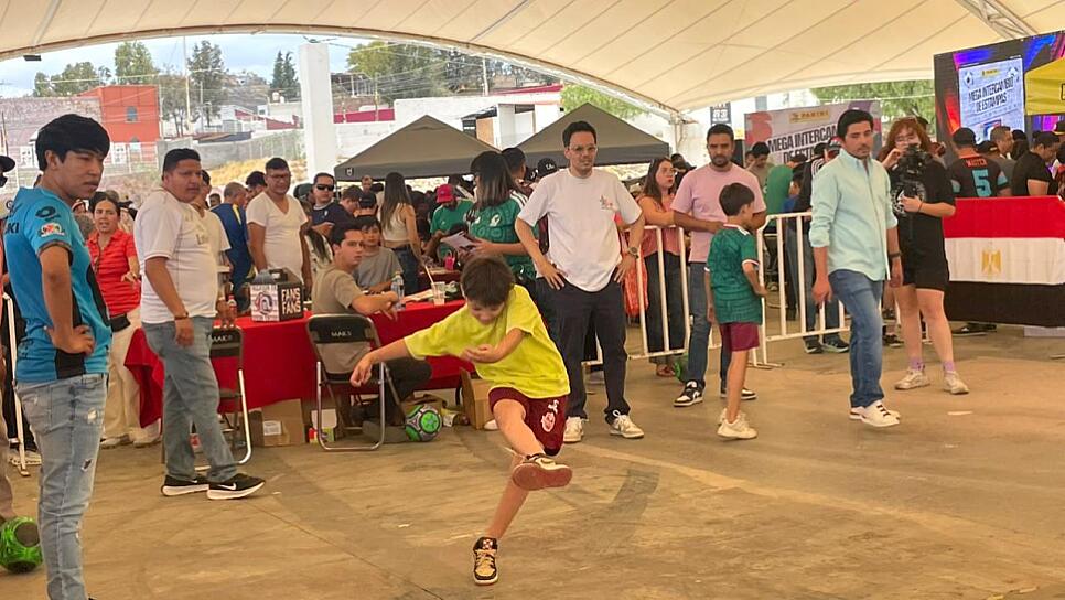 SE REÚNEN CIENTOS DE AFICIONADOS EN ZACATECAS PARA INTERCAMBIAR ESTAMPAS DEL MUNDIAL 2026
