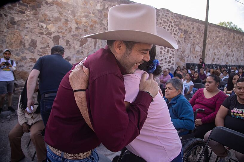 -Déjese abrazar porque usted va a ser mi góber