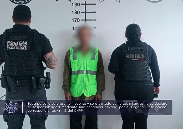 DETIENEN POLICÍAS MUNICIPALES Y ESTATALES A HOMBRE EN TRES CRUCES