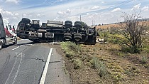​SOBREVIVE CHOFER A APARATOSA VOLCADURA DE CAMIÓN DE CARGA EN RÍO GRANDE 