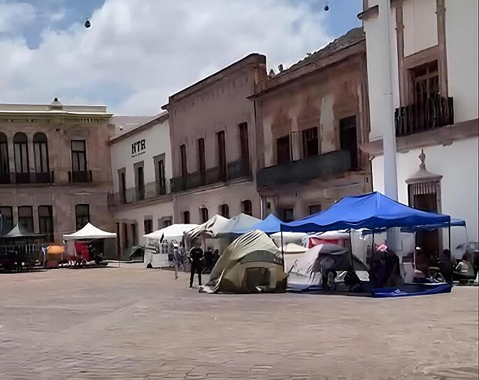INSTALAN MAESTROS PLANTÓN INDEFINIDO Y ADVIERTEN QUE MANTENDRÁN LA PRESIÓN