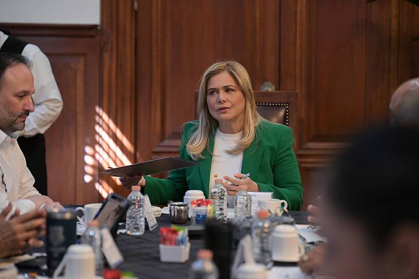 -¿Maru, supiste que a Durazo y a Américo los investiga la DEA?