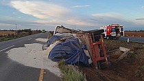VUELCA TRÁILER Y DEJA MÚLTIPLES DAÑOS MATERIALES