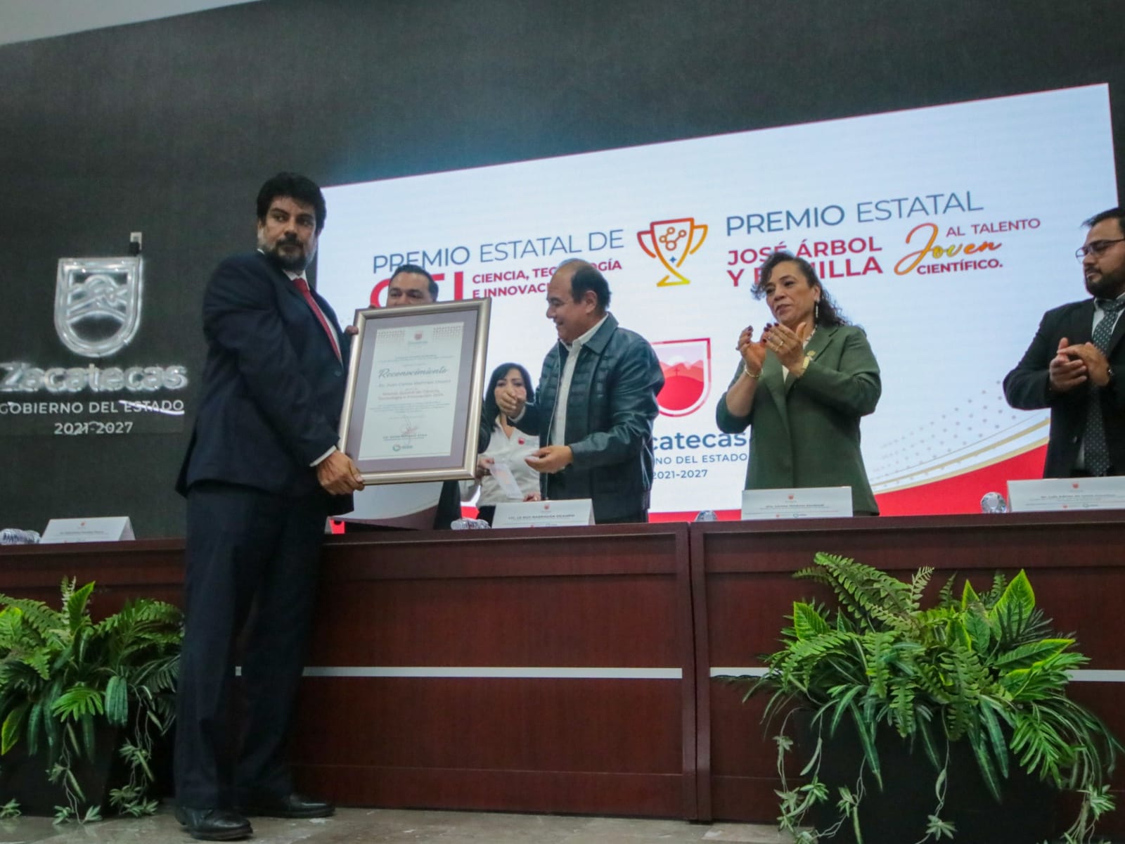 CIENCIA HECHA EN ZACATECAS: RECONOCEN LABOR DE INVESTIGADOR UNIVERSITARIO