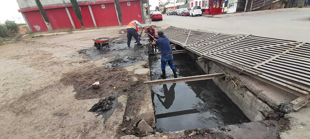 LIMPIAN ALCANTARILLAS Y REFUERZAN SERVICIOS URBANOS ANTE TEMPORADA DE LLUVIAS