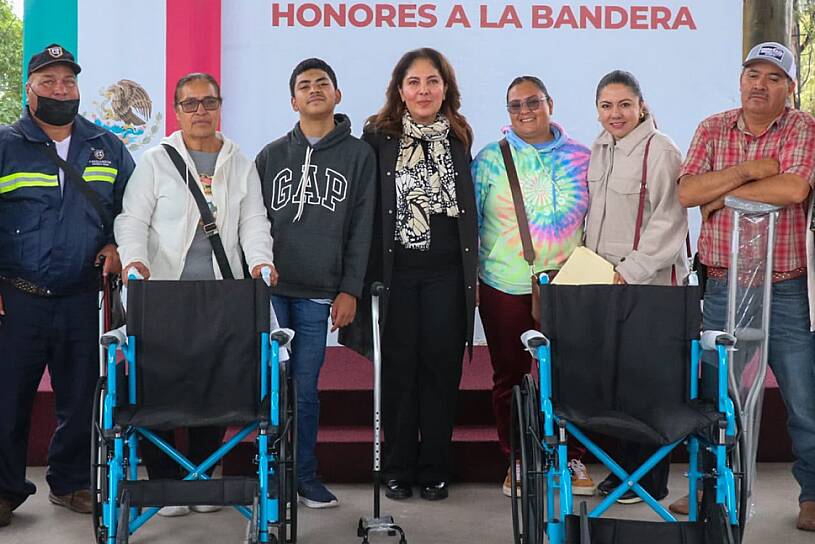 ENTREGA SEDIF APOYOS ECONÓMICOS Y APARATOS FUNCIONALES A FAMILIAS