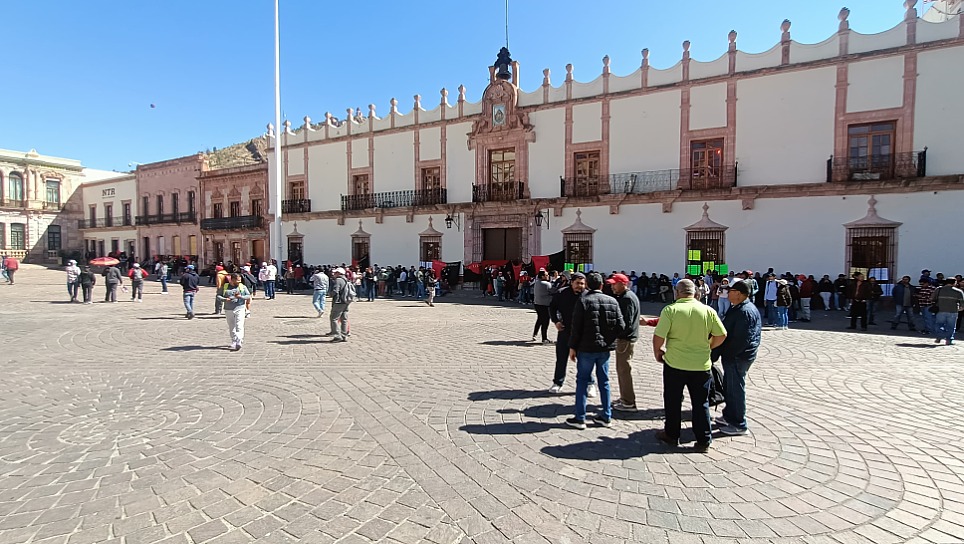 EXIGEN TRABAJADORES DEL CECYTEZ-EMSAD EL PAGO DE 19 MDP