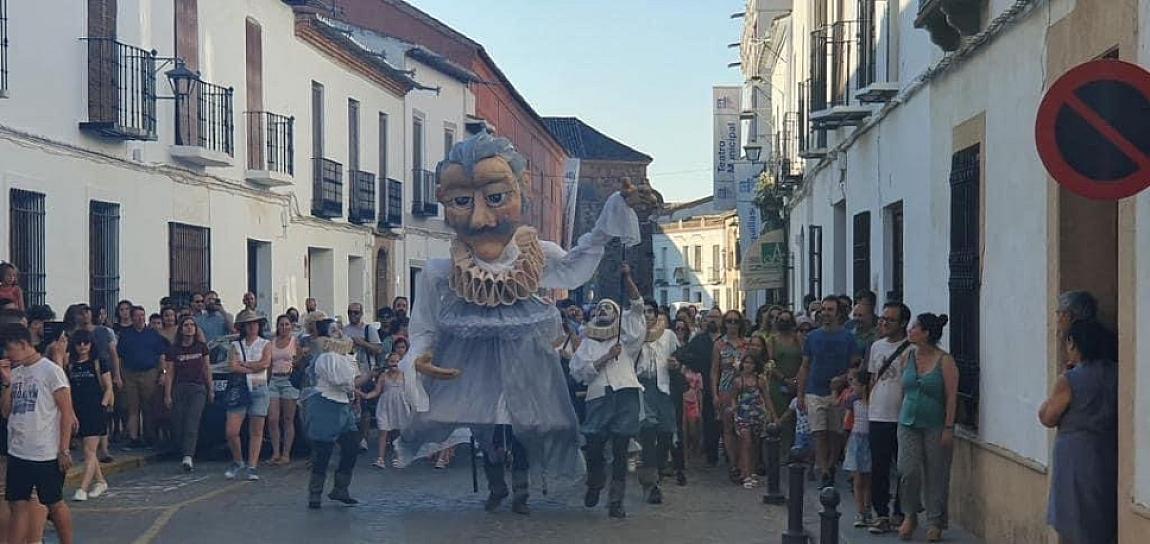 ANDAMOS CON CERVANTES, UNA PUESTA EN ESCENA QUE LLEGA A LAS CALLES DE LA CAPITAL 