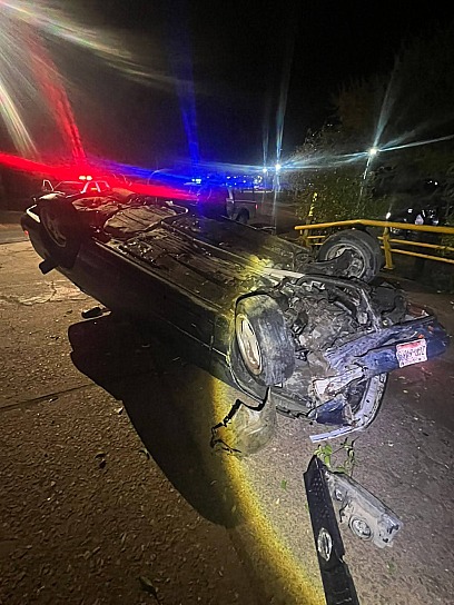 VUELCA AUTOMÓVIL EN LA COLONIA LA CUESTA; EL CONDUCTOR RESULTA CON LESIONES LEVES