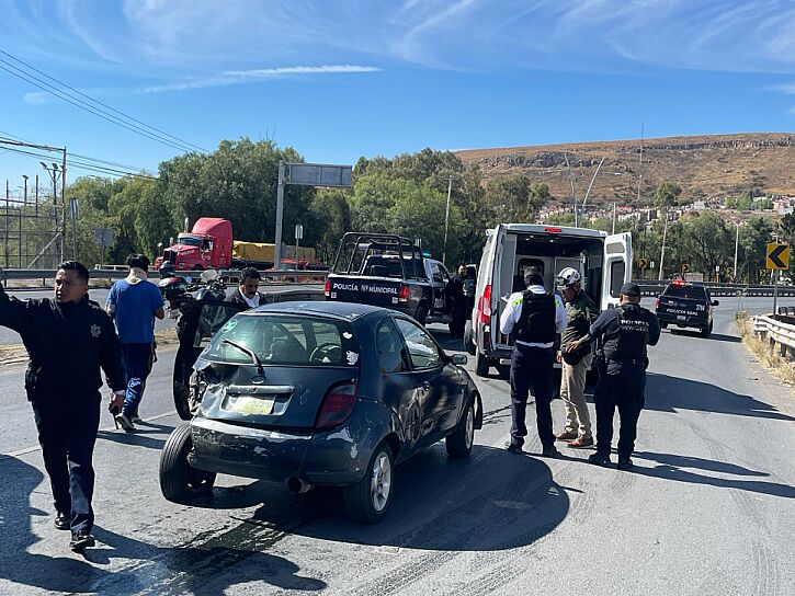 CAUSAN VOLCADURA Y CHOQUE SIMULTÁNEO CAOS VIAL EN EL BULEVAR