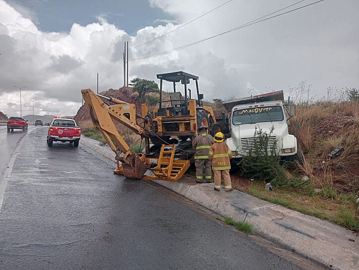 DERRAPA CAMIÓN CON RETROEXCAVADORA EN GUADALUPE