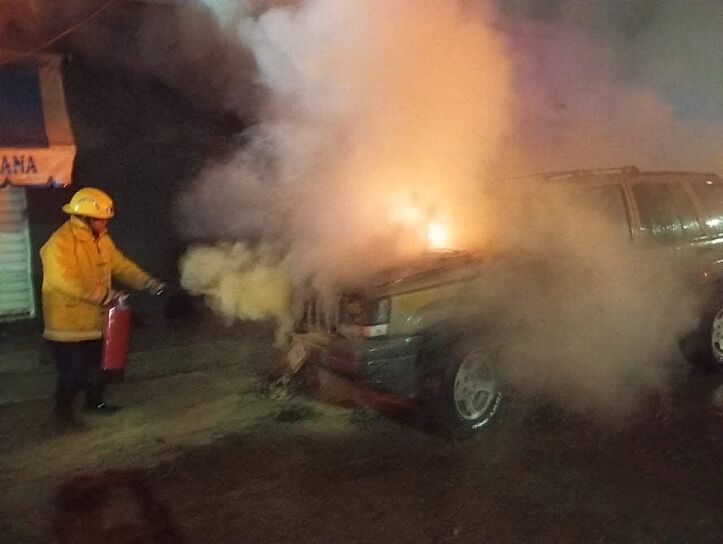 ARDE CAMIONETA EN PLENO CENTRO DE RÍO GRANDE