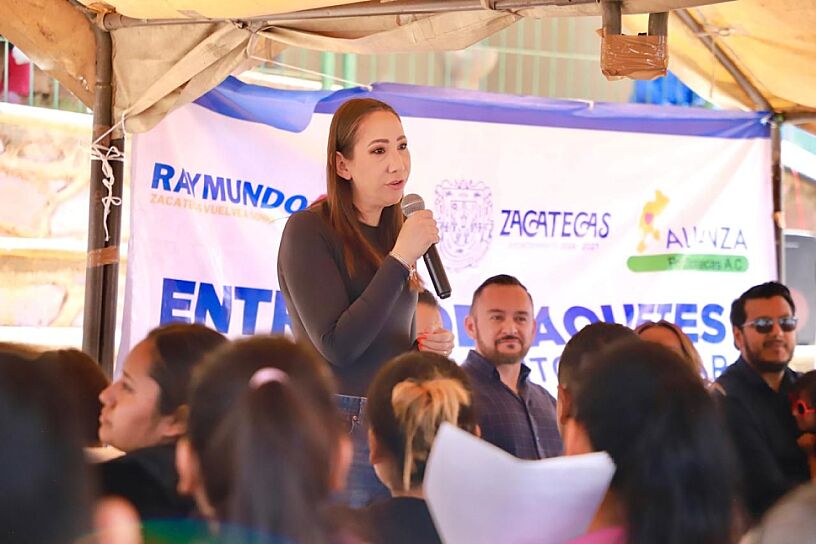 ACOMPAÑA NOEMÍ LUNA ENTREGA DE APOYOS PARA VIVIENDA