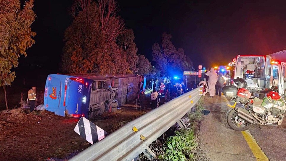 CONTINÚAN 24 HOSPITALIZADOS TRAS VOLCADURA DE AUTOBÚS EN MORELOS