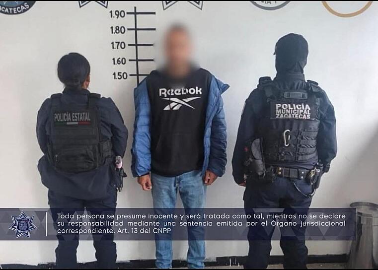 DETIENEN POLICÍAS A HOMBRE POR PRESUNTO ROBO EN COMERCIO