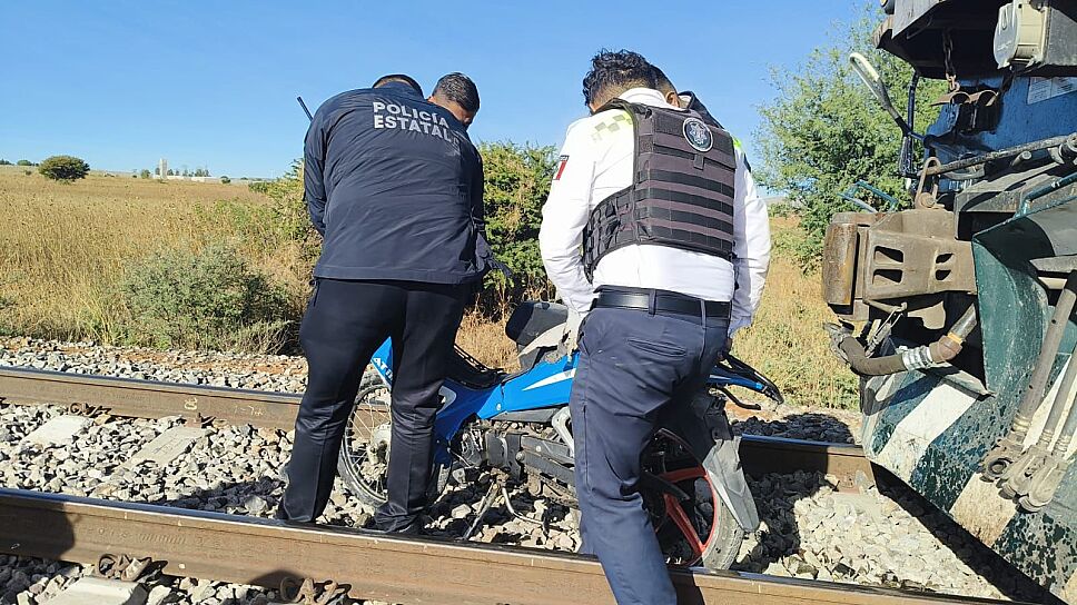 INTENTA MOTOCICLISTA GANARLE AL TREN Y TERMINA EN EL HOSPITAL