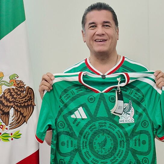 CELEBRA CARLOS PUENTE TRIUNFO HISTÓRICO DE MÉXICO ANTE CHEQUIA