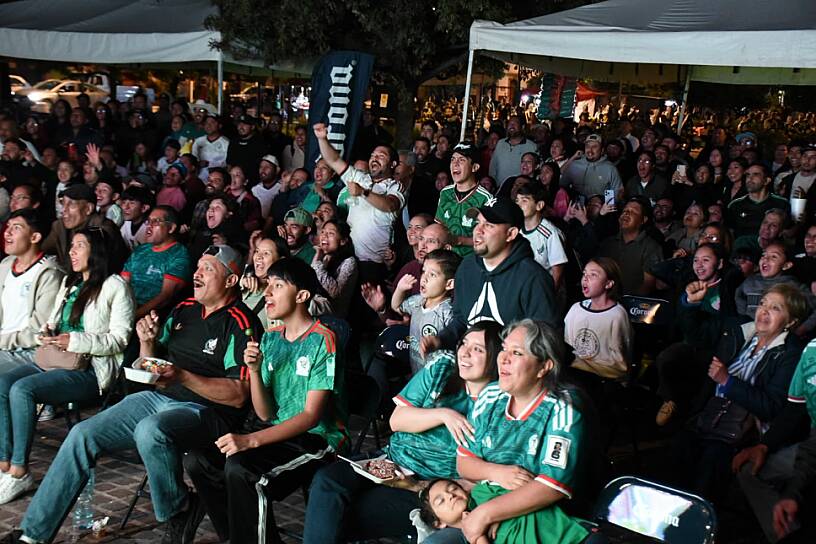 DISFRUTAN GUADALUPENSES TRIUNFO DE MÉXICO EN PANTALLA GIGANTE PÚBLICA