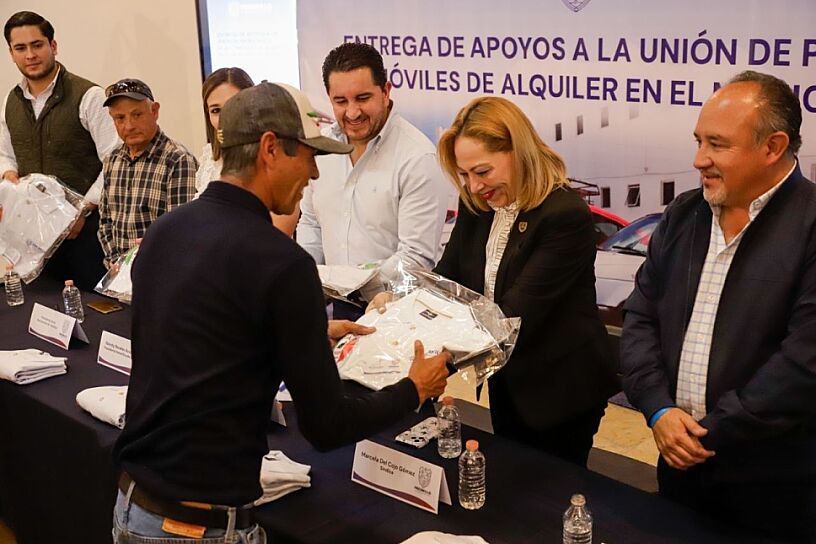 BENEFICIA JAVIER TORRES A TAXISTAS CON LA ENTREGA DE APOYOS