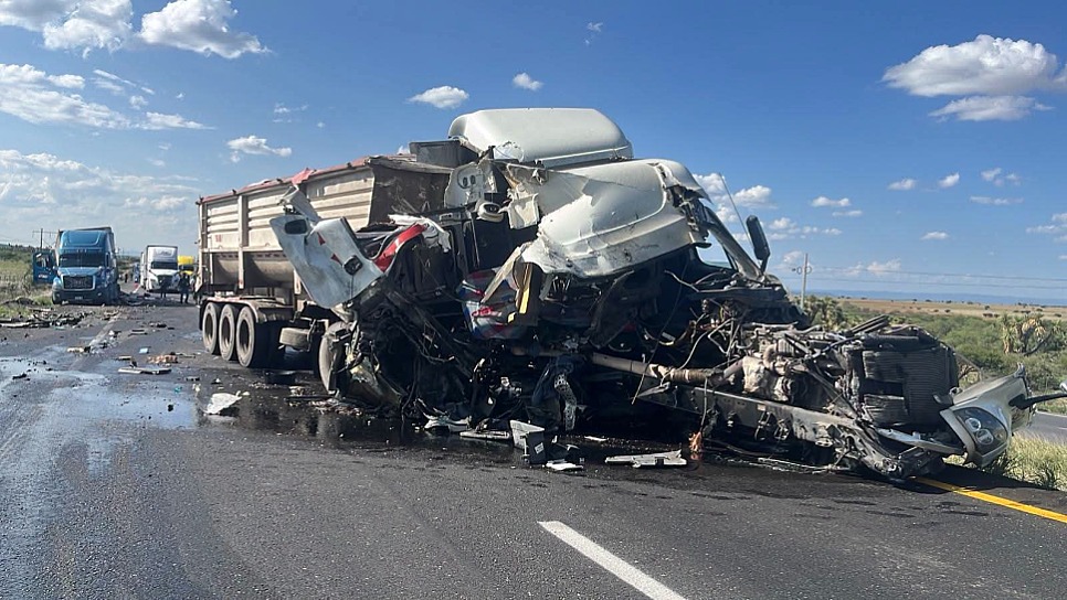 CHOQUE ENTRE DOS TRÁILERES PROVOCA CAOS VIAL EN LA CARRETERA FEDERAL 49