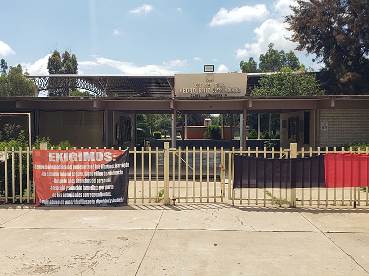 DOCENTES REANUDAN PARO Y EXIGEN SOLUCIÓN DEFINITIVA AL CONFLICTO EN SECUNDARIA PEDRO RUIZ