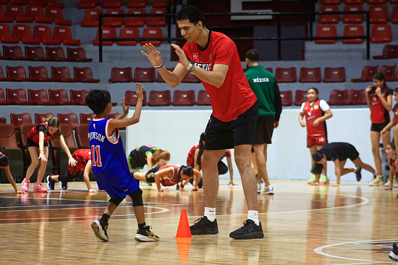 PARTICIPAN NIÑOS EN CLÍNICA DE BÁSQUETBOL CON LA SELECCIÓN MEXICANA   