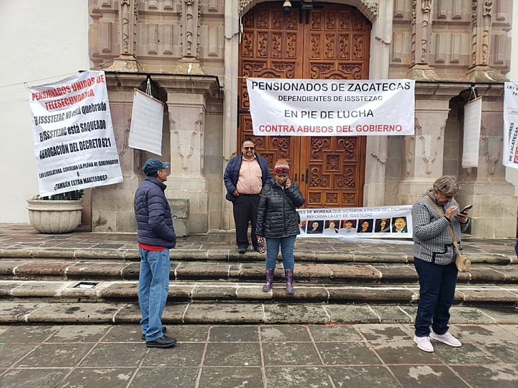 CIERRAN PENSIONADOS CONGRESO EN DEFENSA DEL PATRIMONIO DEL ISSSTEZAC