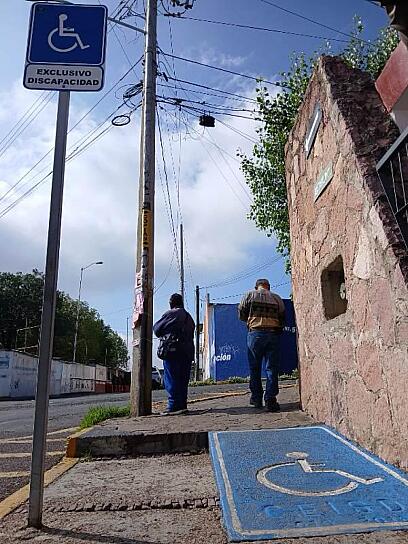 PIDE GODEZAC RESPETAR CAJONES DE ESTACIONAMIENTO Y RAMPAS DE ACCESIBILIDAD