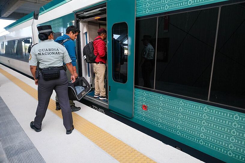 QUEDAN PASAJEROS DEL TREN MAYA VARADOS MÁS DE CINCO HORAS