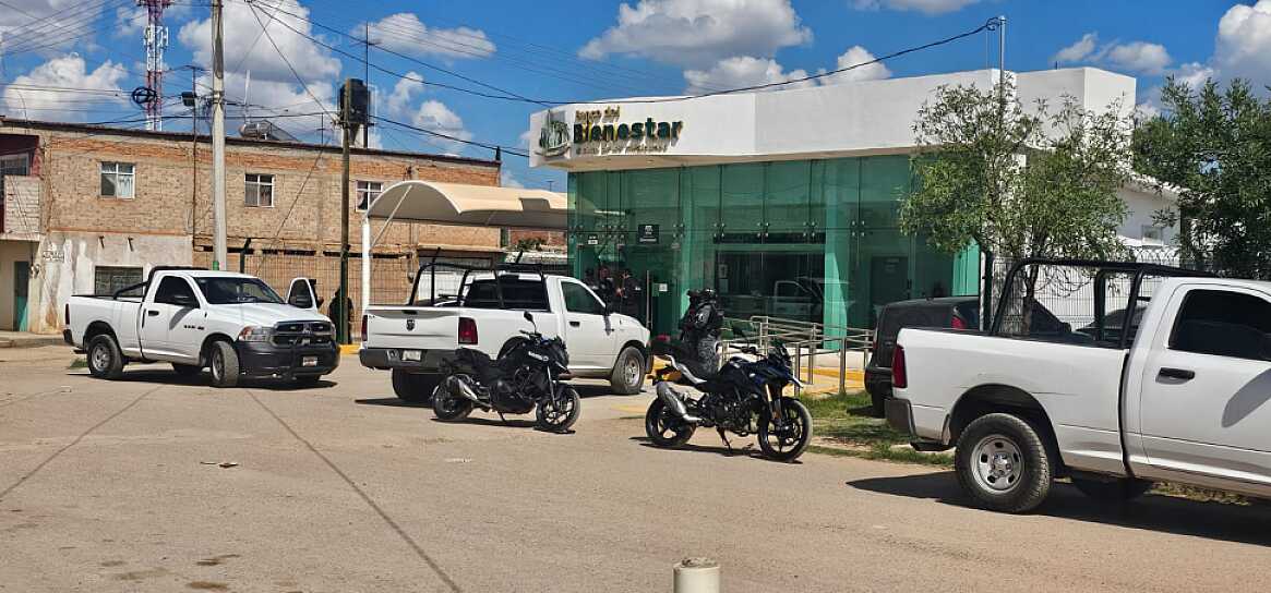 BUSCAN A DOS ASALTANTES TRAS ROBO A BANCO DEL BIENESTAR