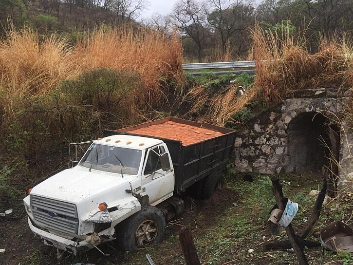 SE SALE DE LA CARRETERA CAMIÓN CARGADO DE LADRILLOS