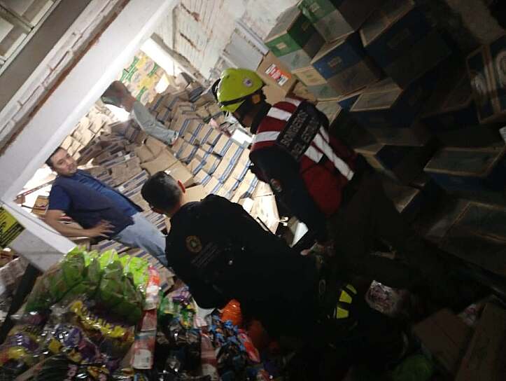 ATIENDEN COLAPSO DE ESTRUCTURA EN MERCADO DE ABASTOS; HAY DOS LESIONADOS