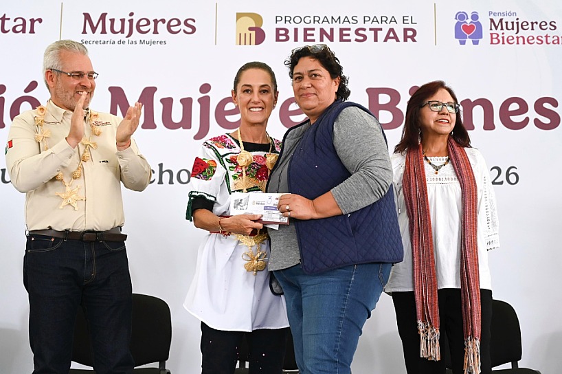 RECONOCE SHEINBAUM A LAS MUJERES DURANTE ENTREGA DE PENSIONES EN MICHOACÁN
