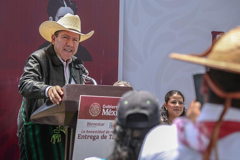 ENTREGA DAVID MONREAL APOYOS A PUEBLO TEPEHUANO EN VALPARAÍSO