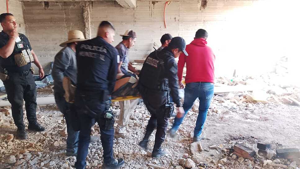 CAEN DOS ALBAÑILES DE UN ANDAMIO