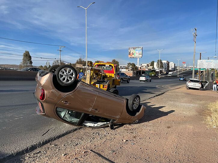 DEJA VOLCADURA EN TRÁNSITO PESADO SOLO DAÑOS MATERIALES