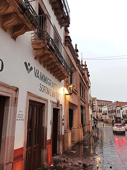 DESPRENDIMIENTO DE CANTERA HIERE A MUJER EN EL CENTRO HISTÓRICO