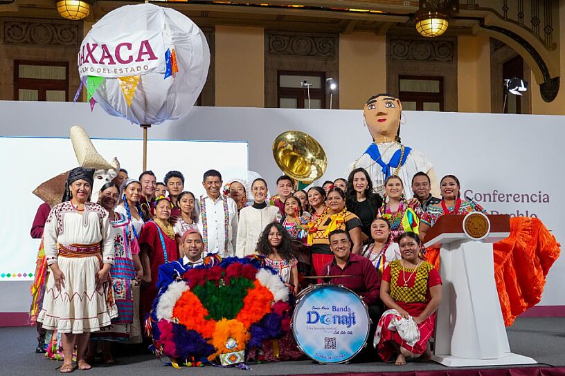 PRESENTA SHEINBAUM LA GUELAGUETZA 2025 EN CONFERENCIA MATUTINA