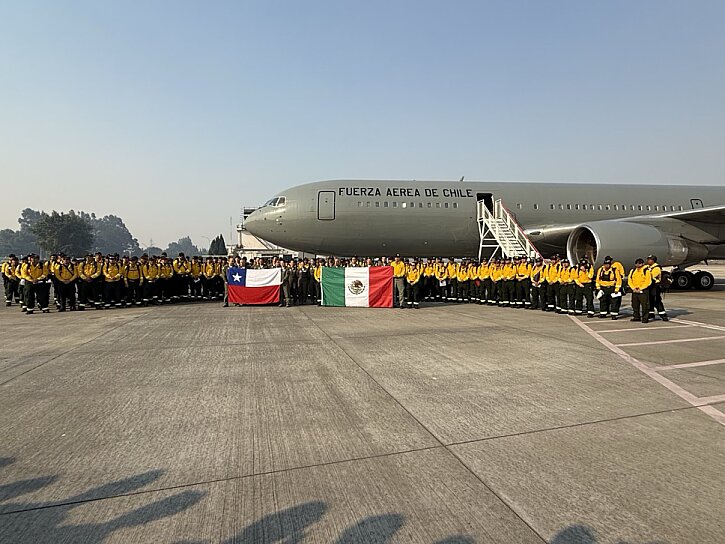ENVÍA MÉXICO 145 BRIGADISTAS PARA COMBATIR INCENDIOS EN CHILE; SUMAN 21 MUERTOS