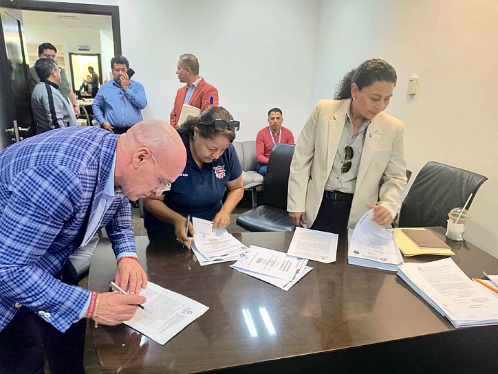 FIRMAN CONVENIO LABORAL EN VALPARAÍSO Y TERMINA PARO MUNICIPAL
