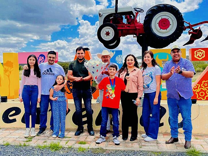 CELEBRAN EN SOMBRERETE LOGRO DE ADRIÁN EN OLIMPIADA DE MATEMÁTICAS