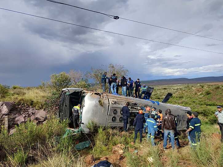 VUELCA AUTOBÚS DE PASAJEROS; HAY 11 HERIDOS Y UNA MUERTA
