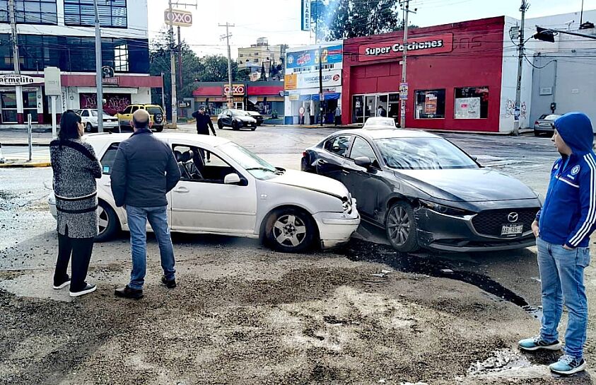 CHOCAN 2 VEHÍCULOS EN LA AVENIDA UNIVERSIDAD